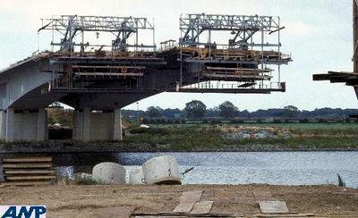 Maasbrug Heumen in aanbouw 1983